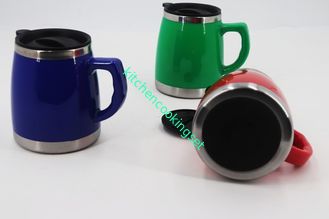 Plástico fora da caneca de aço inoxidável 500ml com o polonês das tampas terminado
