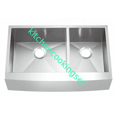 La depressione lucidata dell'acciaio inossidabile affonda il lavandino commerciale e doppio della parte anteriore del grembiule della ciotola