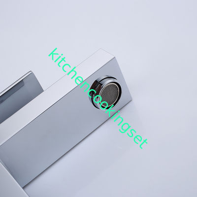 形づくサーモスタットの現代流しのコック304のステンレス鋼の物質的な正方形